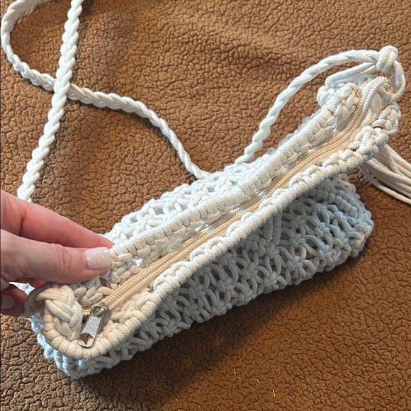 Elegant White Macrame Shoulder Bag - Picture 4 of 10